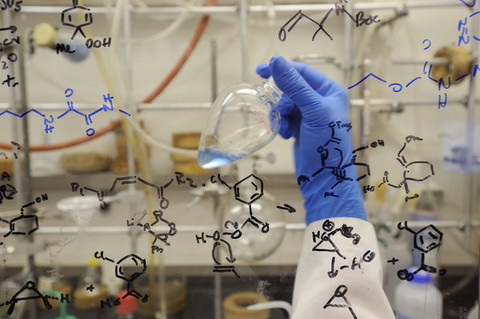 医药生物行业净利润同比增添22.6%35家公司业绩增幅超100%