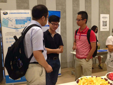 GA黄金甲CMC部分副主任黄冲和参会职员交流