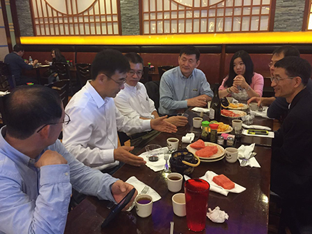 汪俊博士（左4）、刘雯颖博士（左5）、李才博士（左1）、蔡天权博士（左3）和沈东明博士（右1）、李德润博士（右2）一同聆听孙勇奎（左2）院士妄想立异梦想