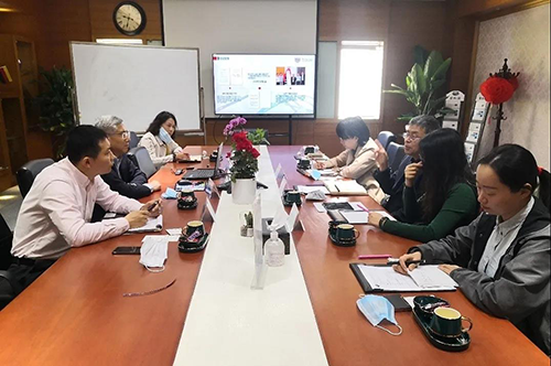 GA黄金甲陈春麟博士、化学部及生物部高级副总裁任峰博士、商务生长部副总裁蔡金娜博士热情接待研究院一行，，，，，并先容了公司情形。。。。。