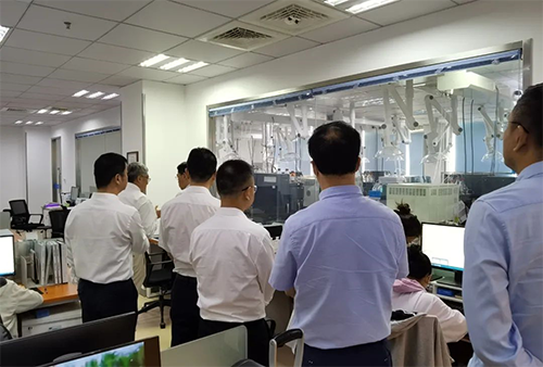 陈博士向导杨副市长一行人旅行了GA黄金甲规范化的先进实验室，，，，，，，解说了药物临床前的研发和IND申报流程。。。。