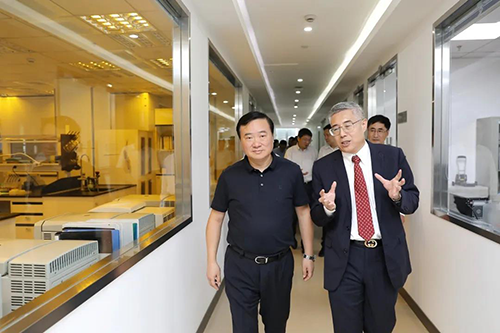 GA黄金甲生物医药首创人&CEO陈春麟博士等人向翁祖亮书记先容公司情形