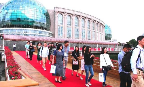 晚宴伊始，，，，，前来加入晚宴的嘉宾们纷纷踏上红毯，，，，，前往码头