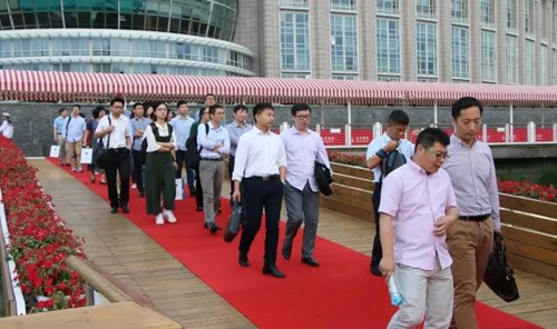 晚宴伊始，，，，，前来加入晚宴的嘉宾们纷纷踏上红毯，，，，，前往码头